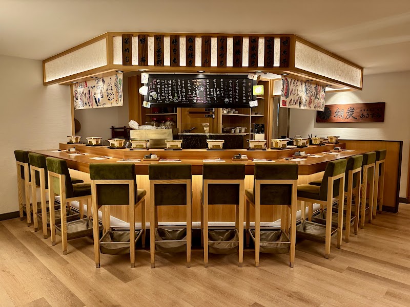 民生社區高級日式烤魚 朝炭 Asasumi
我直接說
不是什麼驚天的美味
但這樣面面俱到不出戲的高級日式烤魚
台灣也很難有第二間存活下來
在台灣
想使用等級好一點的鮮魚
那個價格需要軟硬體一起上去
還得有點故事性、非生活感
才賣得動
有這個預算、團隊與執行力
誰跟你在那邊烤魚
是打算用七年回收嗎
七年到了剛好重新裝潢投資回去
當然台灣錢淹腳目
多的是不在乎虧損的金主
但金主要剛好對烤魚「店」很有執念?
可能會很多人很狹隘地要提出哪裡哪裡烤魚很好吃
但我在說的是這整個烤魚的故事
魚用的好、烤得也好的有
但白飯、配菜、不出戲的空間、食器、接待、氣氛維持
全都到位的
難
也不要說哪間厲害的餐廳、哪位厲害的chef怎樣怎樣
要幾十萬包起來請top chef來場烤魚早餐
偶一為之可以
有錢也不好意思天天跟人家開口啊
總之就是
難
朝炭在我看來都是幾個巧合下產生的
喜歡烤魚、喜歡不速成的早餐的
請愛護
我已經訂了後面三次
你們也趕上吧
2026.2
#boringstupidwalk #朝炭 #台北早午餐 #台北日料 #台北早餐