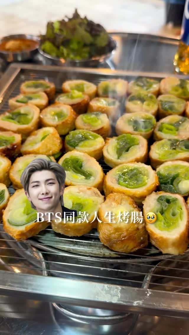 在首爾吃到人生烤腸了!!
這家소소막창就在漢南洞附近
是超多明星跟在地人的愛店
BTS的RM居然也有來吃過😍
來這一定一定要點烤豬腸
裡面會塞青蔥!吃起來沒有豬臭味!
烤到脆脆的咬下去還會微爆汁
搭配特製沾醬或泡菜真的有夠好吃🥹
他們的烤牛腸也超強!!
腸子特有的香氣會在嘴裡炸開
聽說烤豬皮也有很多人推!下次再來吃吃看~
📍店名:소소막창 小小烤腸 soso makchang
▪️營業時間:15:00-01:00(週一公休)