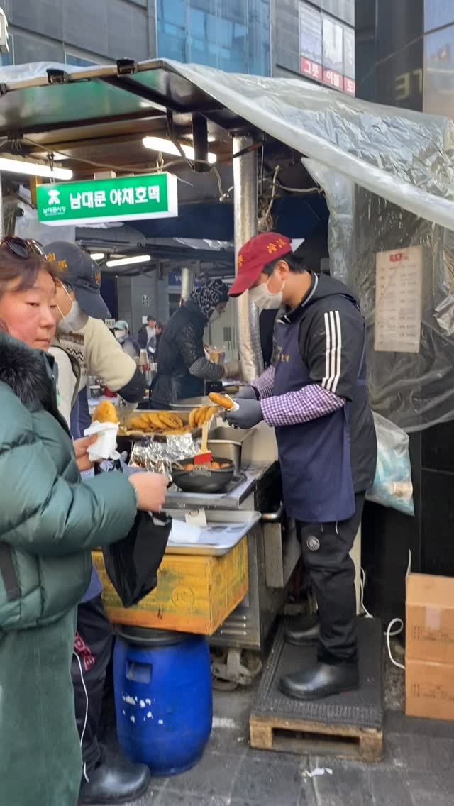 FOODS YOU CAN’T MISS AT NAMDAEMUN MARKET, SEOUL 🌟
1️⃣ Namdaemun Vegetable Hotteok
2️⃣ Kamae Yeanal Son Wang Mandu
#seoulfood #seoultravelguide #seoultrip #namdaemun #hotteok