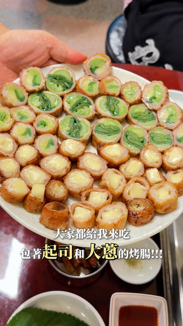 📍팔팔솔막창충무로
忠武路店是很新開的!!
菜單中文翻譯有點錯誤,
不知道後來有沒有改正確,
但以防萬一大家可以直接拿照片給店家看🙌🏻
只能說真的超好吃,
而且很不油膩!!!以往真的吃過很多很油的烤腸,
這家真的不會,而且兩種都好好吃😍