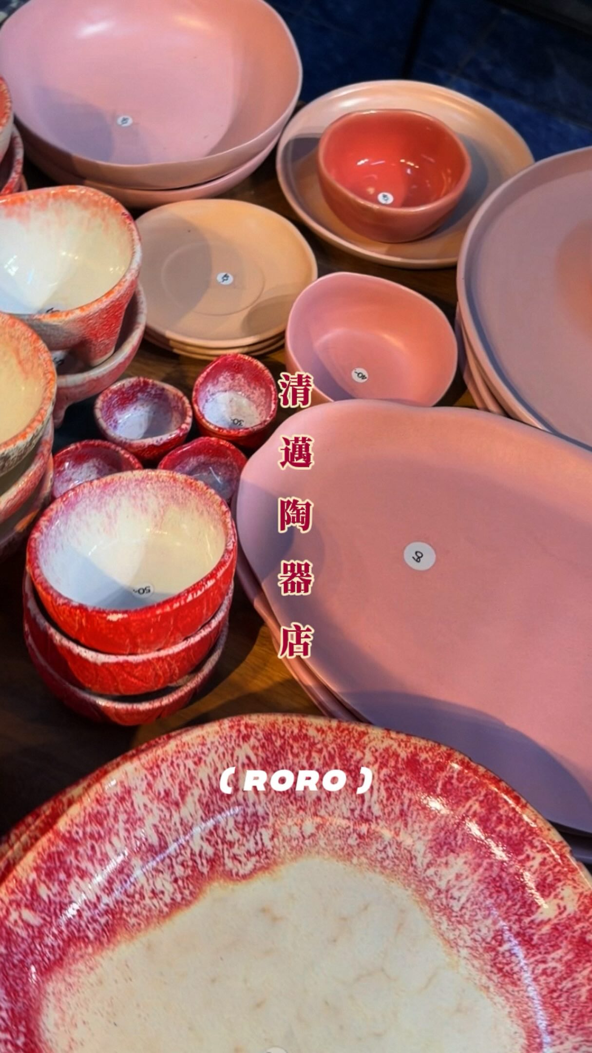 LC清邁散步購物
𓂃 𓈒𓏸𓂃 𓈒𓏸𓂃 𓈒𓏸𓂃 𓈒𓏸𓂃 𓈒𓏸𓂃 𓈒𓏸
本來以為清邁都是棉麻跟編織的產品
我們可能不會買東西
結果陷在這家店裡面
如果沒有行李限制我會搬更多 嘻
補充一下小的東西應該都50泰銖以內
大盤子150泰銖以內
如果你可以搬花器那會很划算
500泰銖有找!
𓂃 𓈒𓏸𓂃 𓈒𓏸𓂃 𓈒𓏸𓂃 𓈒𓏸𓂃 𓈒𓏸𓂃 𓈒𓏸
@roro.ceramics