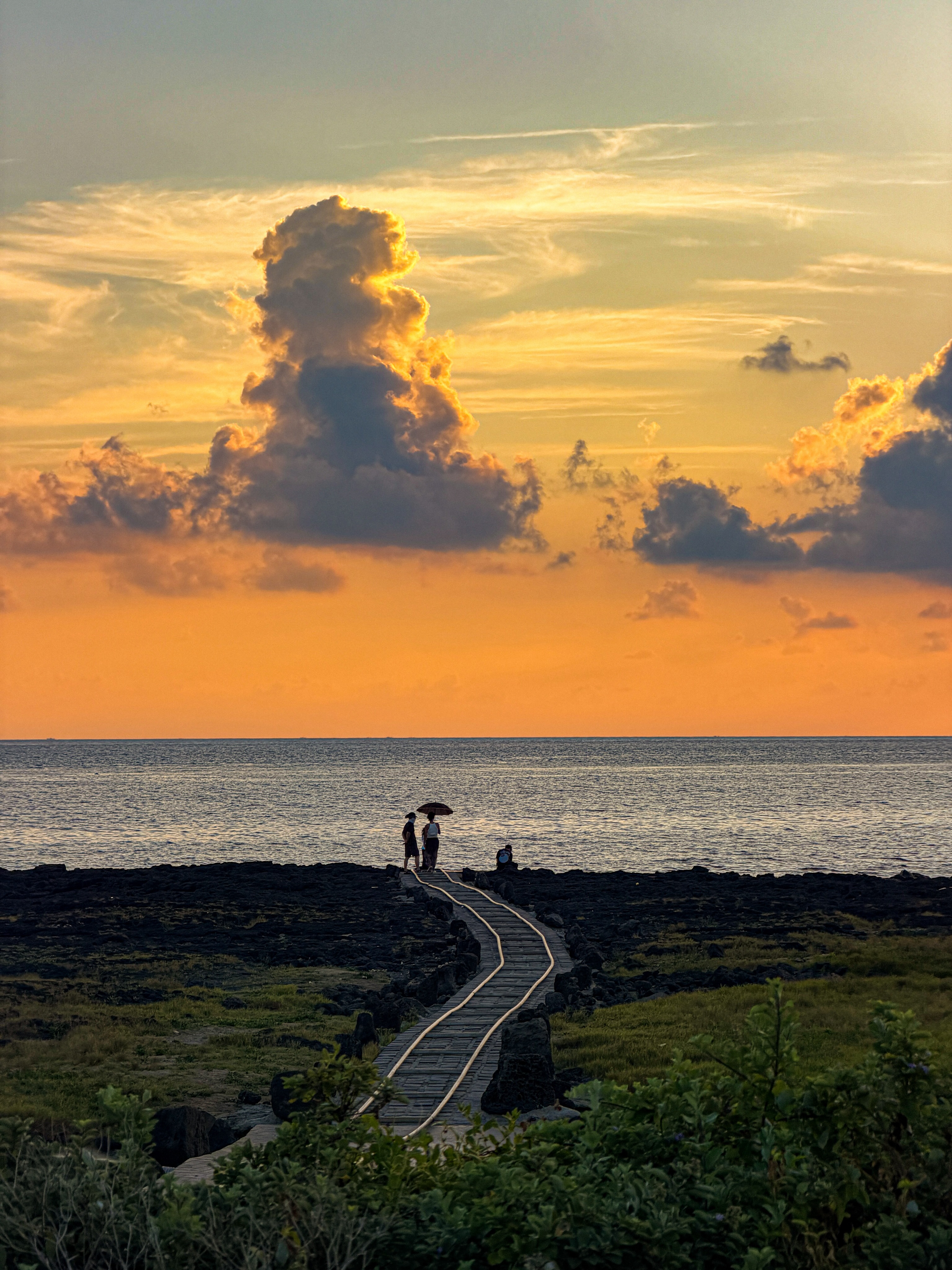 노을뷰 아래서 걷는 바다기찻길 🌅
⠀
날씨가 맑은 요즘
하루가 저물어갈 때쯤이면
노을을 보러 자주 산책 나가게 되는데요
⠀
파도가 일렁이는 낮의 바다기찻길도 예쁘지만
해가 지기 시작하면 이곳 분위기도 완전히 달라져요
⠀
붉은 노을빛이 바다 위에 은은하게 내려앉고
잔잔해진 바다를 옆에 두고 천천히 걷다 보면
괜히 걸음도 느려지는 기분 🌿
⠀
노을을 바라보며 기찻길을 걷는 모습까지
그대로 하나의 예쁜 장면이 되더라고요 📸
⠀
특히 해가 완전히 넘어가기 전
하늘이 주황빛으로 물드는 시간에는
실루엣으로 담기는 인물 사진이 정말 예쁘게 나와요
⠀
📌 일과리어촌계 바다기찻길
📍 대정읍 일과대수로27번길 38
⠀
✔️ 실제 기찻길은 아니고,
해녀들이 채취한 해산물을 운반하기 위한
레일 운반 시설이에요
⠀
이번 주말 비 소식이 있던데
비 오기 전 맑은 제주에서
예쁜 노을과 함께 바다기찻길 산책해 보세요 🌅
⠀
@mingddo.jeju 팔로우하고
제주 로컬 스팟 업데이트 하세요🌴
⠀
#제주바다기찻길 #바다기찻길 #제주노을 #일과리 #제주노을명소