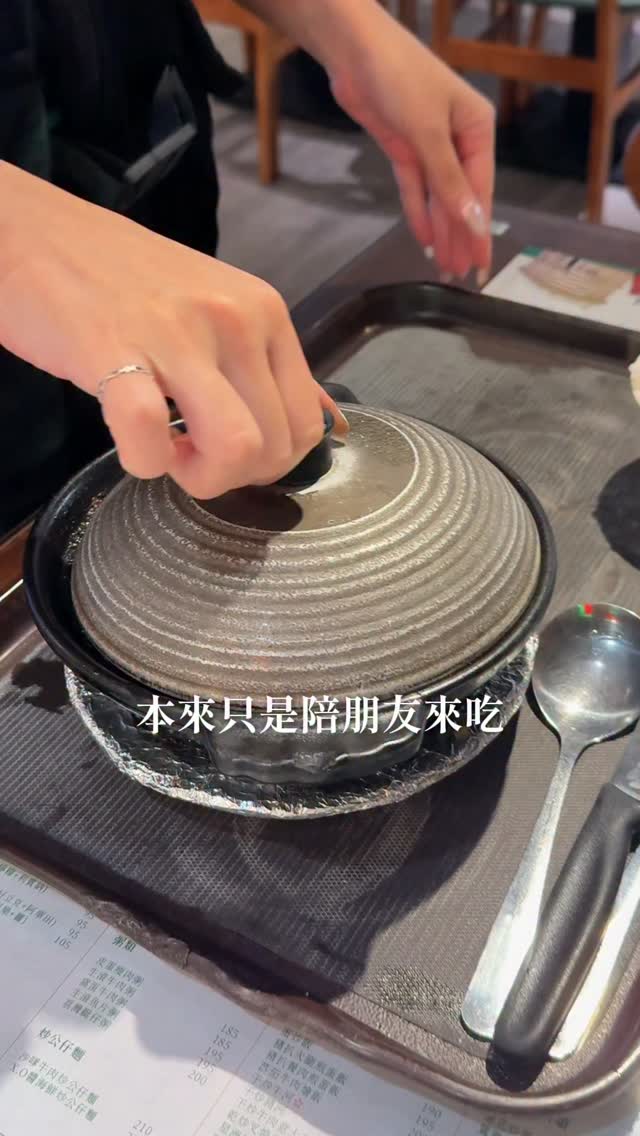 國父紀念館捷運站走路兩分鐘
香港人開的超強港式餐廳
吃到近期最驚豔的「蜜汁花雕雞」
會搭上一碗粿條一起拌,醬汁完整拌入
真的濃郁超級好吃~
我還特愛他們港式臘味飯
完美的鍋巴,酥脆不黏牙,非常好吃
來這裡還有很多港式小點心
以及香港特色小炒
這間其實連平日都蠻多人的
但內用區很寬敞,很適合朋友聚餐喔~
分享給你們~
📍禾記茶餐廳(大安店)
▪️台北市大安區光復南路280巷25號 8
▪️周一至周日 11:30-22:00
▪️02-2778-1997
