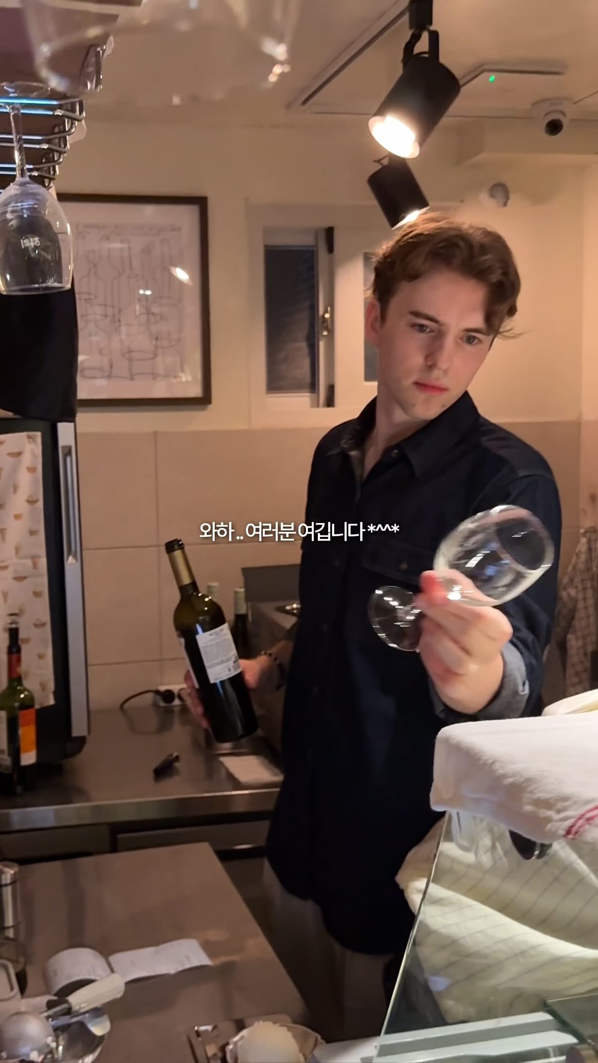 음마야.. 눈호강 제대로 하고 왔습니데이 *^^*
광안리 만쿠 2층에 생긴 초신상 젤라또 와인바🍷
들어가자마자 영국인 사장님 미모에 놀라고요 ..
분위기는 물론 친절함까지 너무 좋았던 곳
수제 젤라또에 가볍게 와인 한잔할 수 있는데
젤라또 맛은 총 6가지🍨
사장님 추천으로 시그니처 런던 데 레체,
무화과 요거트, 씨앗호떡 맛 먹어봤어유
메뉴판에 맛별로 어울리는 와인도 적혀있는데
상큼한 무화과 요거트 + 화이트와인 추천🤍
2차, 3차로 데이트하기 딱 좋으니
더 소문나기 전에 얼른 다녀오세요!
💟 같이 갈 친구에게 공유하기 💟
📍부산 수영구 민락동 #라또
▫️영업시간 18:00-01:00 (휴무X)
▫️젤라또 (1스쿱) 6,000원 / 레드와인 8,000원 / 화이트와인 8,000원
@yumhee_
@yumhee_
@yumhee_
-
#부산맛집 #부산와인바 #광안리맛집 #광안리술집