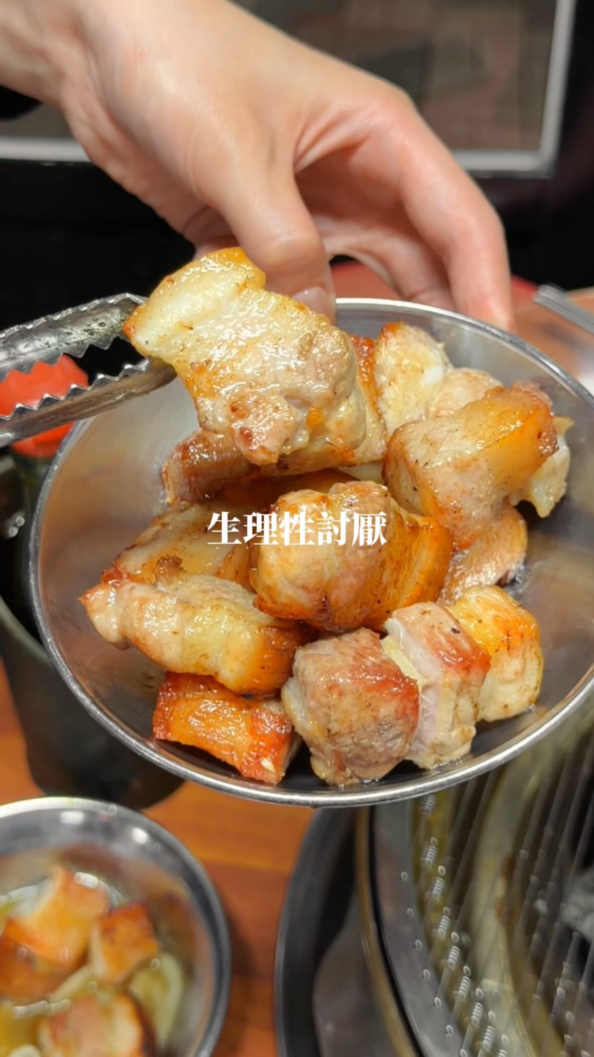 韓國的豬不一樣🐷
📍Seoul, Korea
林間路肉鋪(숲길정육점)
豬肩肉+五花肉 ₩50,000 / 510g
美味程度:🌕🌕🌕🌕🌘
💡補充💡烤到六面金黃,滋滋冒油就可以吃了!真的完全沒有豬臭味🐖上層看起來肥,但吃起來完全不會,也不會有肥肉油脂的噁心感~口感有點像日本超紅的TOUGH軟糖,表皮脆脆的,咬到後面會出現膠質感~我個人最喜歡沾包飯醬的,鹹甜微辣味道更豐富,再加上豬肉的肉汁很爽👍🏻
嫩豆腐湯 ₩8,500
美味程度:🌕🌕🌕🌕🌑
💡補充💡看起來紅通通、很辣的感覺🥵辣度也是真的有,但我超喜歡,我覺得我自己吃一鍋沒問題👌🏻因為它其實只會辣嘴巴,很有爽感的那種,完全不會刺激到喉嚨,而且尾韻的麻油味很香!這道完全在吃辣的香氣,也不會太鹹,配上嫩嫩的豆腐,我超愛❤️
炸醬泡麵+雞蛋+起司 ₩8,000
美味程度:🌕🌕🌕🌖🌑
💡補充💡跟在台灣吃到的很不一樣🍜醬汁濃稠,我以為會偏甜,結果鹹度恰到好處,起司讓整個濃郁度加倍,還多了奶香味!
整體
環境衛生:🌕🌕🌕🌕🌑
服務態度:🌕🌕🌕🌖🌑
再訪意願:🌕🌕🌕🌕🌑
🗺️Donggyo-ro, Mapo-gu, Seoul(서울특별시 마포구 동교로)
🚇地鐵2號線「弘大入口站」4號出口,步行5-10分鐘
☎️02-338-9228
🕒13:00–23:00
🍽2026.08.31 到訪用餐
💡補充💡這間的環境整個韓國感性誒😂以前超常看到韓劇裡面這樣的餐廳,超有氛圍,而且我覺得最讚的是~它氛圍有但整個還是很乾淨!可是!千萬不要相信NAVER map,它只開到23:00左右,網路寫開到凌晨1:00,我們最後直接狂吃猛吃,根本來不及感性(哈哈哈哈哈哈)
#seoulfood #Hongdae #首爾烤肉 #koreanpork #弘大
©️版權所有,不得轉載 copyrights reserved