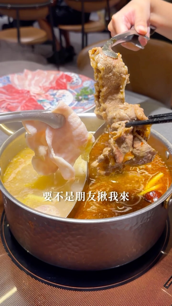 隱藏在東區的實力派麻辣鍋
我好喜歡他們的麻辣湯頭🥹
鹹香醇厚!還能客製化調整辣度麻度!
主食一定一定要點拌麵
麻醬麵有夠香濃!聰明麵醬汁比例完美!
這兩碗真的好吃到我們三個人在搶食😂
火鍋料我最推芋頭丸
搭配很有特色的芋頭排骨鍋是絕配
還有松阪豬也是必點!!
第一次吃到薄切的松阪肉片
口感軟Q到不行!完全不油膩很驚艷!
🏷️看更多台北美食 #1000cc吃台北
🤍追蹤 @1000cc_ig 各地美食不漏追
📍店名:黑武士特色老火鍋 本店
▪️營業時間:平日&週日17:00-00:00
週六12:00-15:00、17:00-00:00
▪️電話:02-2706-9350
▪️地址:臺北市大安區光武里大安路一段75巷29號
📍店名:黑武士特色老火鍋 信義A9店
▪️營業時間:11:30-15:00、17:00-23:00
▪️電話:02-2345-0355
▪️地址:臺北市信義區西村里松壽路9號新光三越A9館6樓