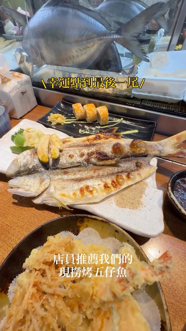 基隆+九份兩天兩夜 Day1
久違的來到基隆市區,之前都是路過居多
真的有久待的一次要回溯到國中畢業旅行
基隆市區這次存的點之間都不會太遠
所以車停好後,直接走路移動
在峰鮨吃的當天現撈烤午仔魚真的好好吃~
店員推薦我們的,還說我們點到最後一尾,幸運✨
雖然店員阿姨感覺都是在地有個性的人
但其實很和善~還會關心我們覺得好不好吃
阻止我們點太多,直說這樣就夠了🤣(還真的很飽)
晚上的基隆廟口夜市⋯
唯一列入最愛名單的就是全家福元宵🫶🫶
這晚住雨島旅店 @hoteldrizzle
之後也會有一篇雨島旅店的住宿分享
地點方便又乾淨明亮,整體也有很多用心之處
總結會想推薦給大家~~
-
#基隆 #基隆美食 #基隆旅遊 #廟口夜市 #vlog