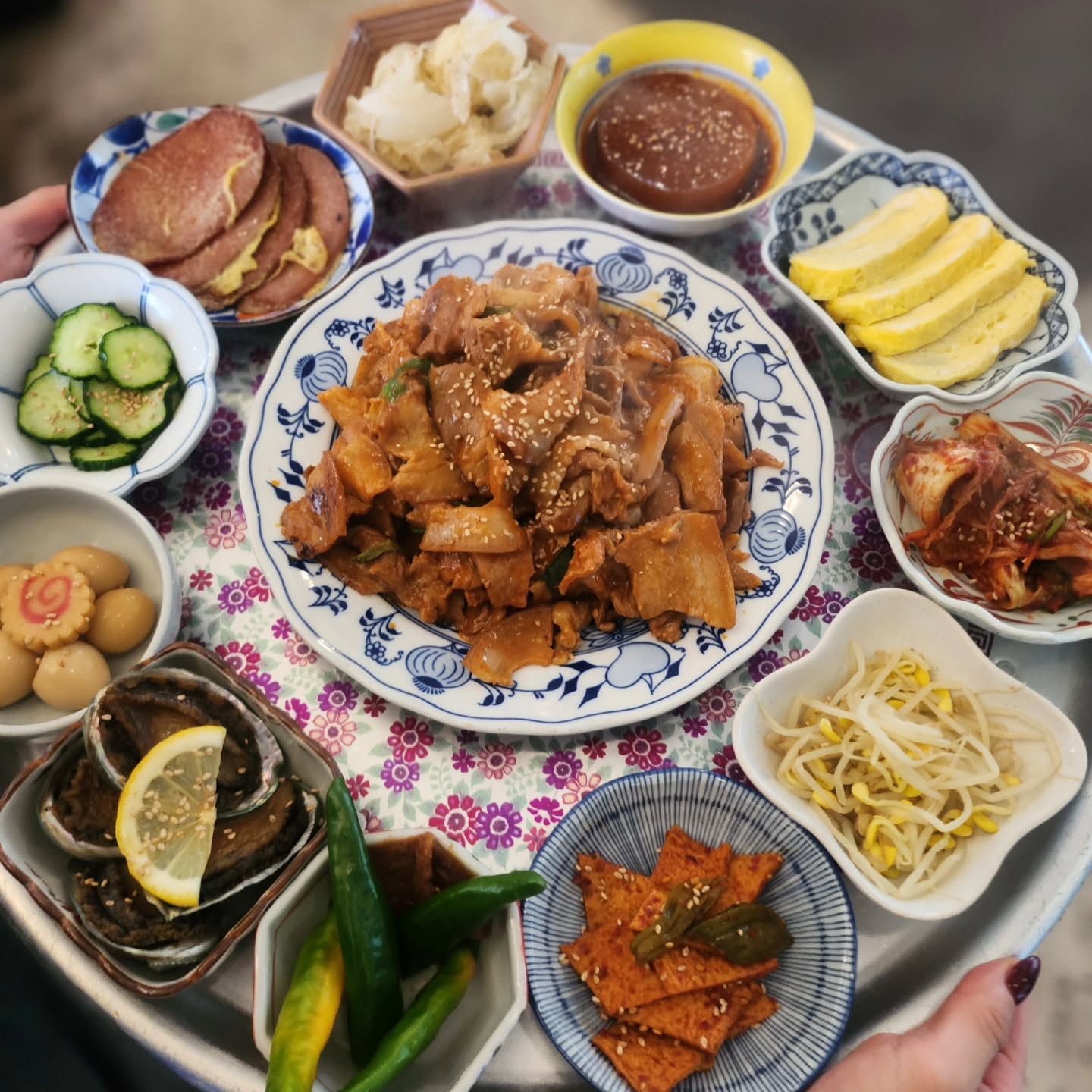 하루 딱 4시간! 소진할수 있는 양만큼만 준비하고 영업 하는집🏡100% 제주산 흑돼지제육과 매일 새벽 온마음 다해 준비해서 내어 드리는 정성가득 10첩 한상차림.
오늘도 활짝 열려 있습니다.남이 차려주는 밖에서 먹는 집밥 편히 드시러 오세요:) ☺️
📍제주 애월 본점 @zipbap_danso
제주시 애월읍 애월로 139-4
365일 연중무휴.
오전10시30분열고 오후3시 닫아요!
(라스트오더 2시40분)
#제주맛집 #애월맛집 #애월해안도로맛집
#애월아침식사 #애월점심추천